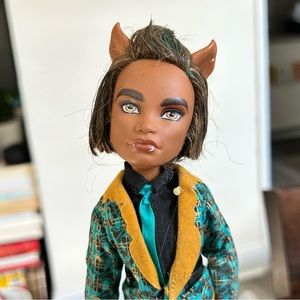 Monster High Draculaura’s Sweet 1600 Clawd Wolf Retired Doll